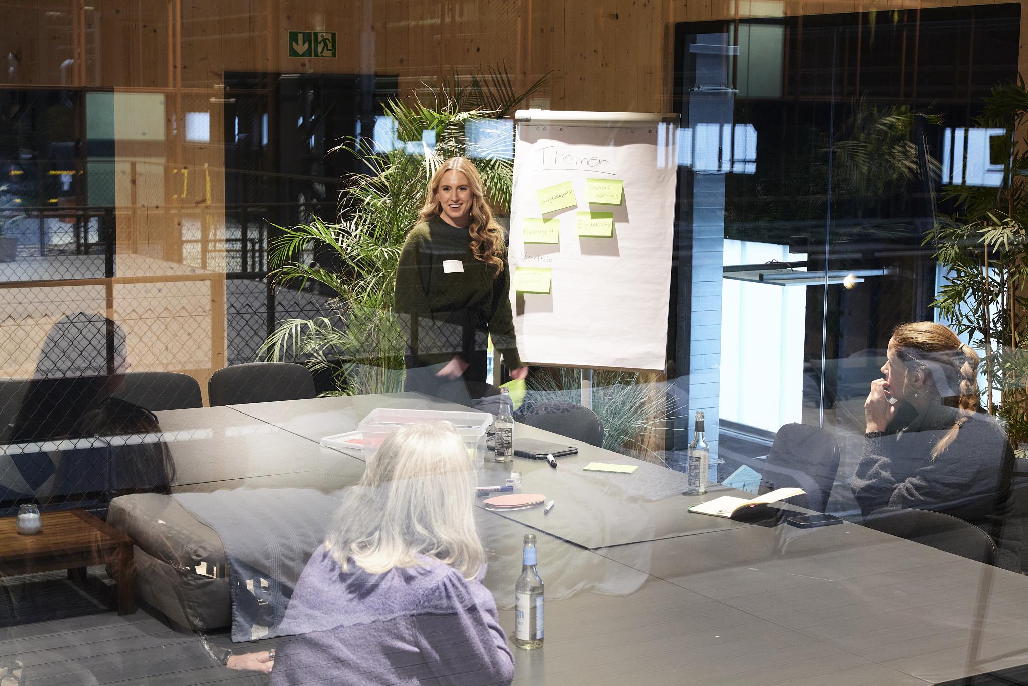 Mehrere Personen in einer Workshop-Situation