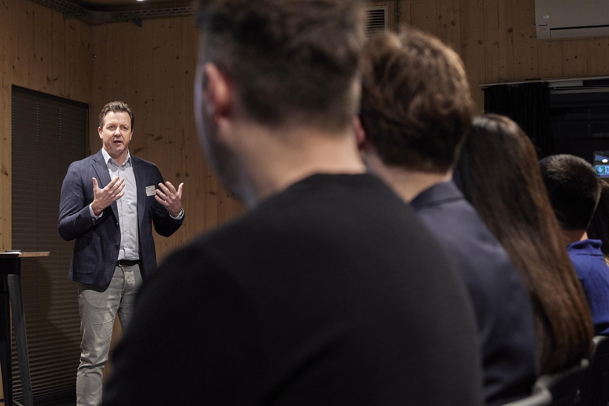 Personen verfolgen einen Vortrag