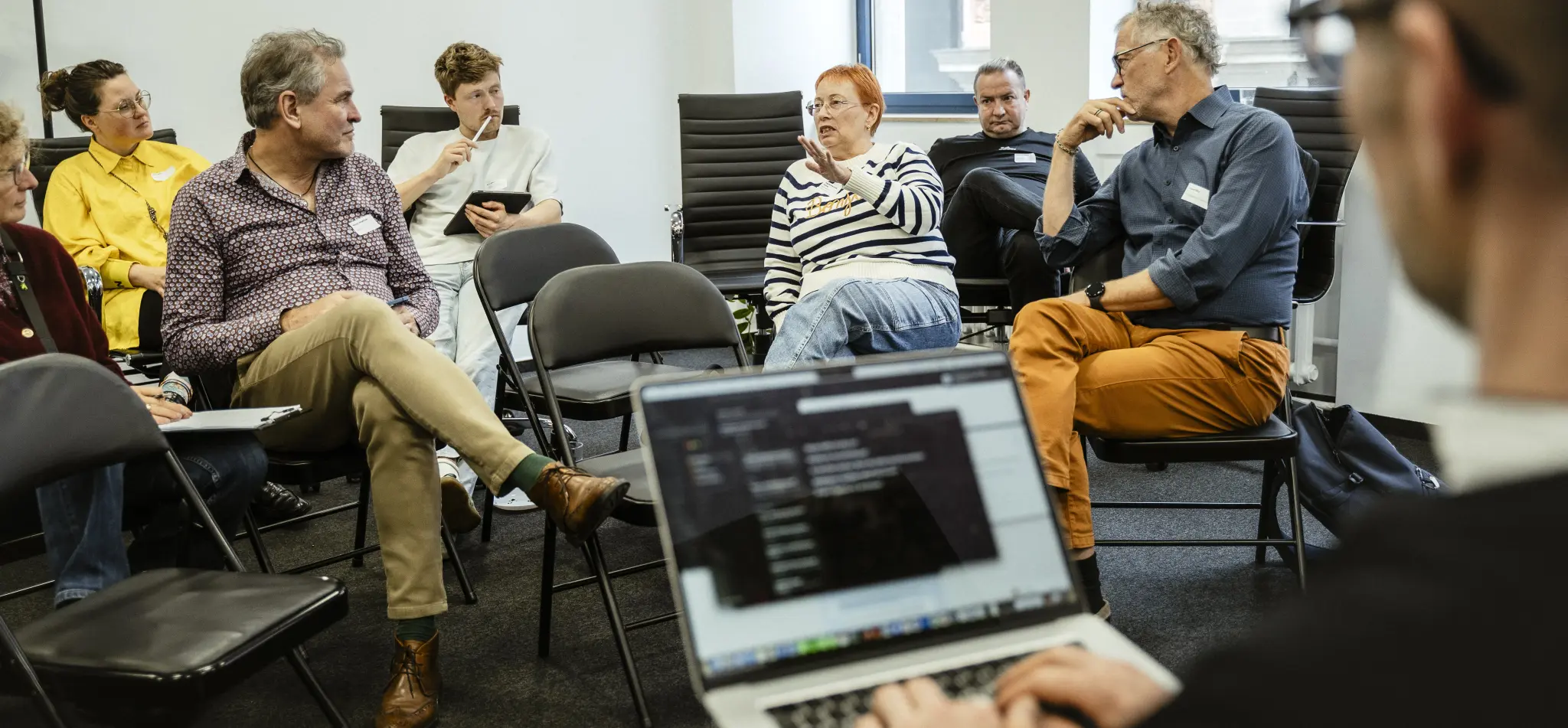 Mehrere Personen in einer Workshop-Situation.