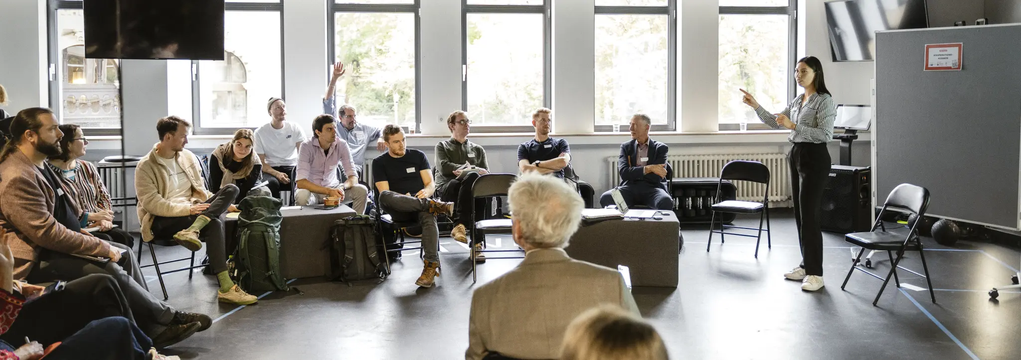 Mehrere Personen in einer Workshop-Situatiuon.