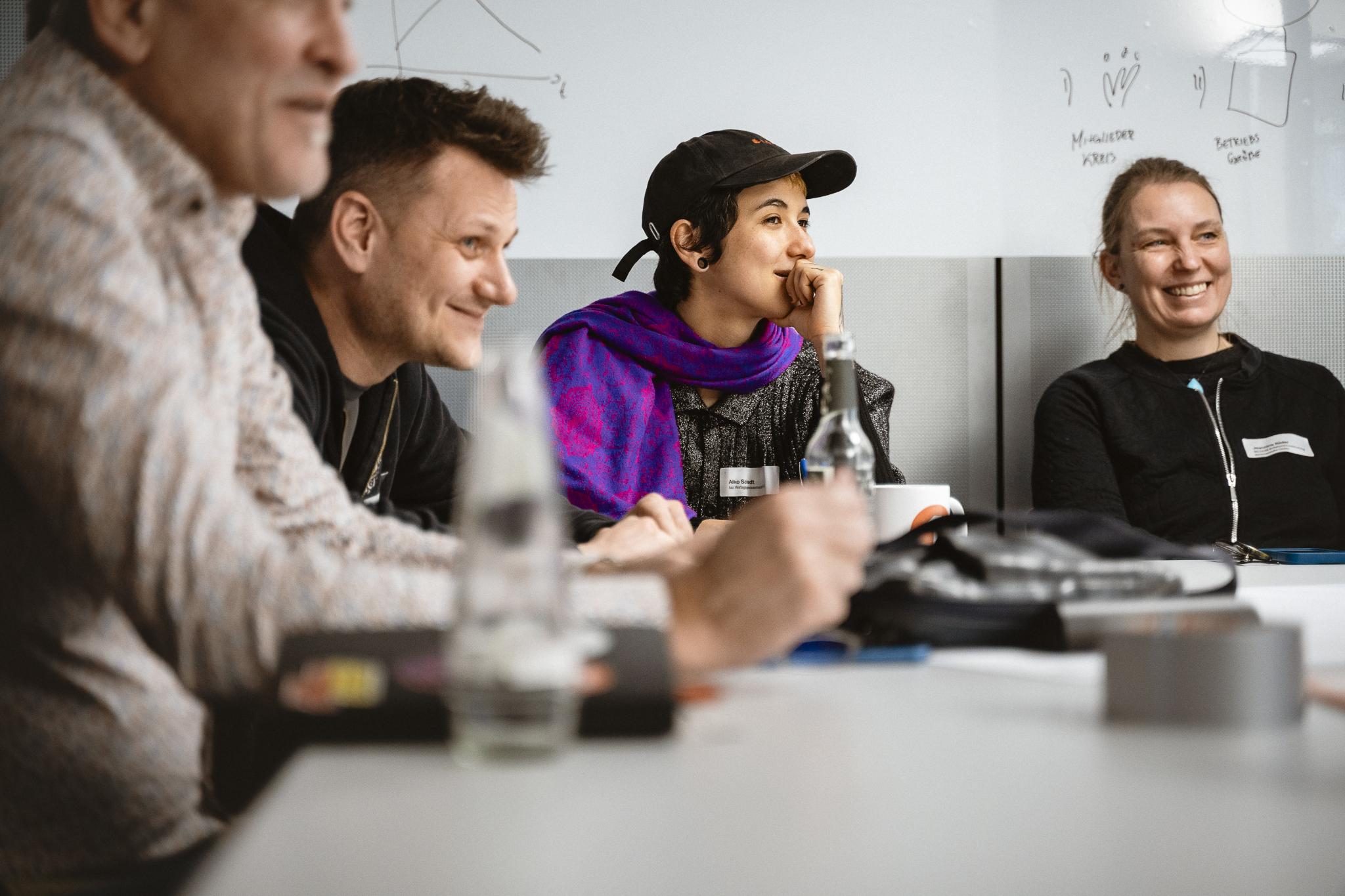 Mehrere Personen in einer Workshop-Situation