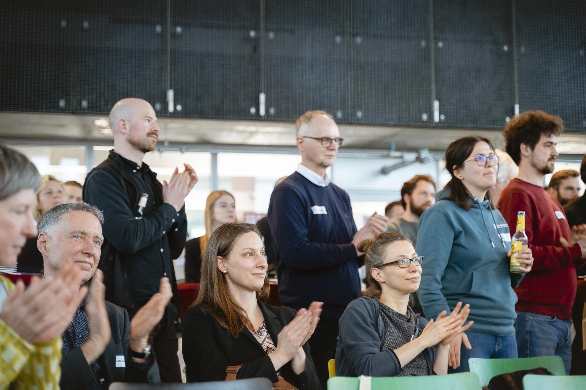 Mehrere Menschen applaudieren