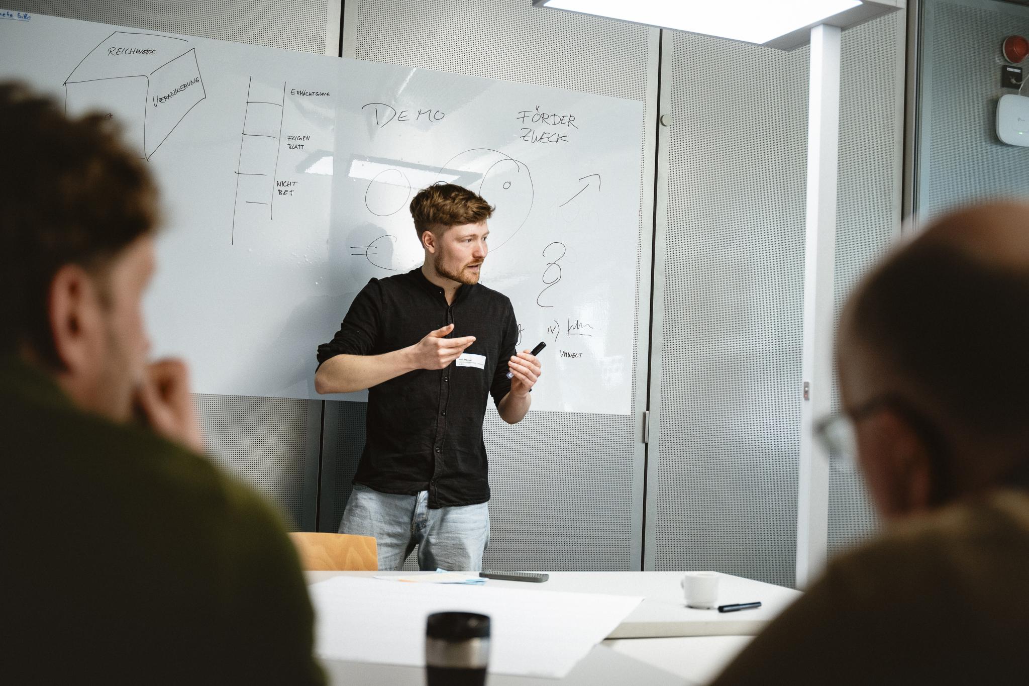 Mehrere Personen in einer Workshop-Situation.