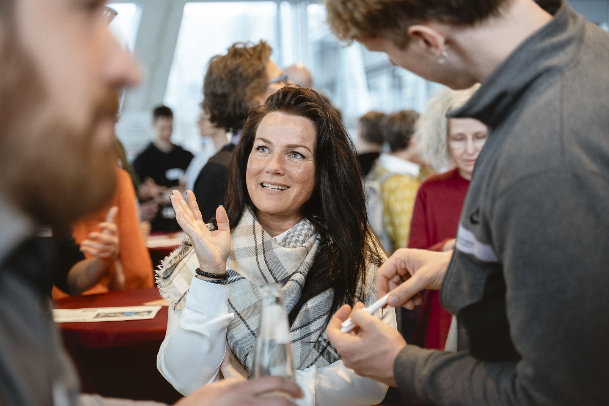 3 Personen unterhalten sich angeregt.