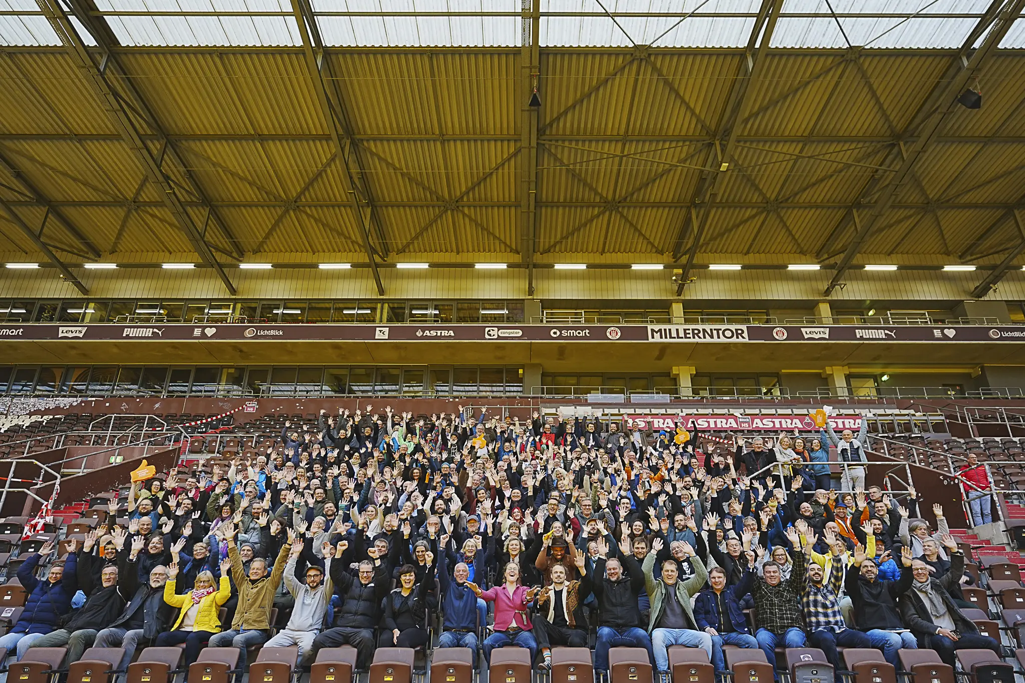 Eine gefüllte Tribüne im Millerntor-Stadion mit jubelnden Menschen