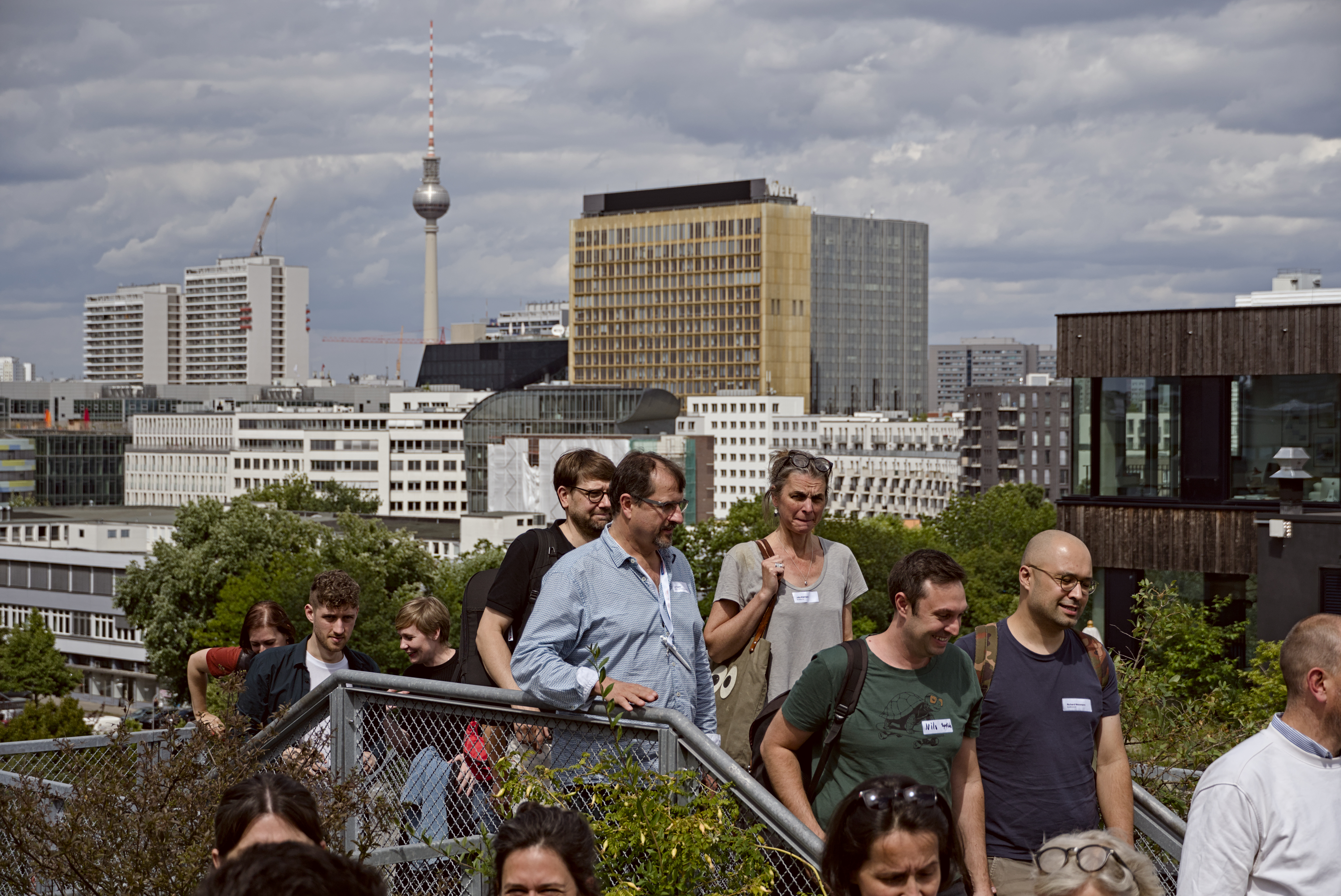 Barcamp-Teilnehmende auf dem Weg zur Dachterrasse zur After-Barcamp-Party